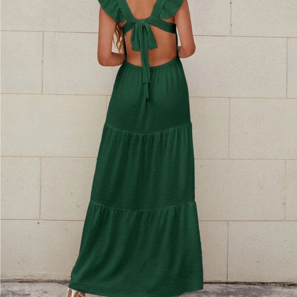 Beautiful dress brand new. Fits well except side boob per D chest. :(